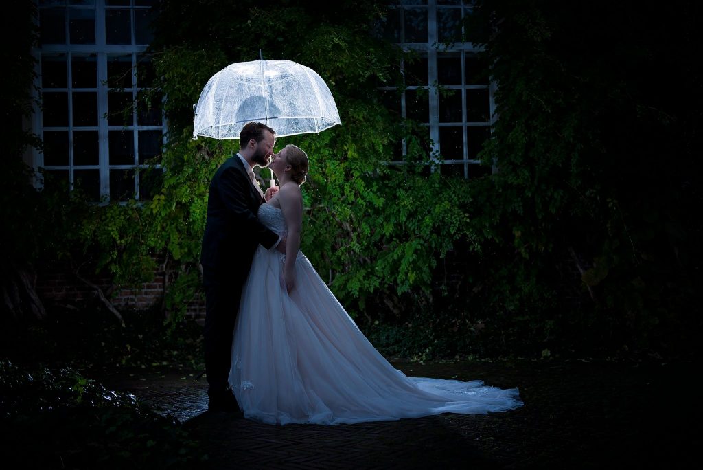 Bruidsfotografie Kasteel Maurick - Foto in de regen afbeelding